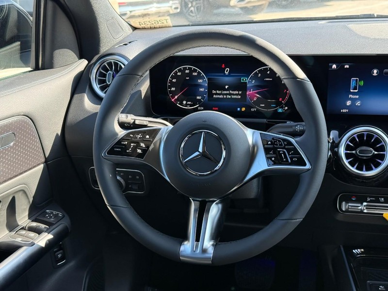 Mercedes-Benz GLA Vehicle Full-screen Gallery Image 9