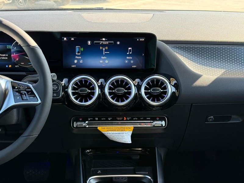 Mercedes-Benz GLA Vehicle Full-screen Gallery Image 10