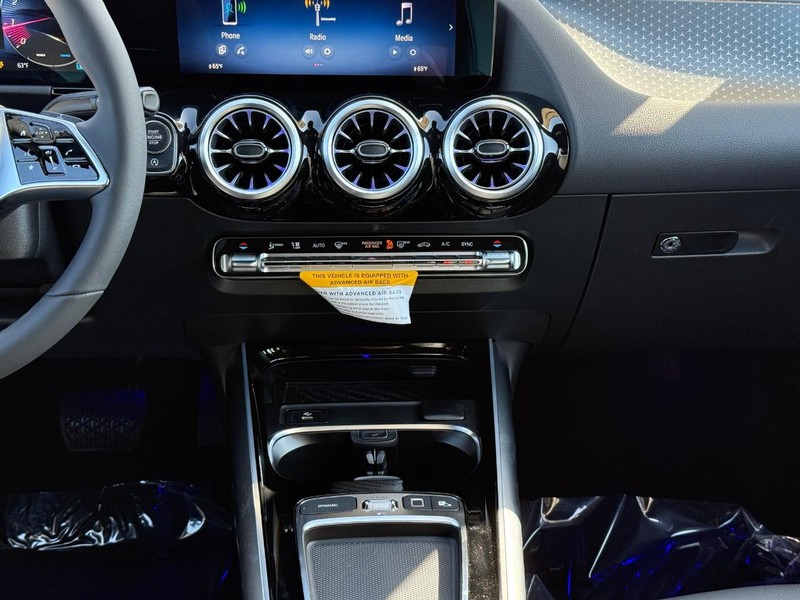 Mercedes-Benz GLA Vehicle Full-screen Gallery Image 11