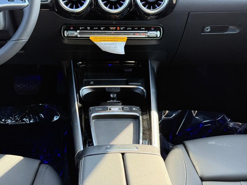 Mercedes-Benz GLA Vehicle Full-screen Gallery Image 12