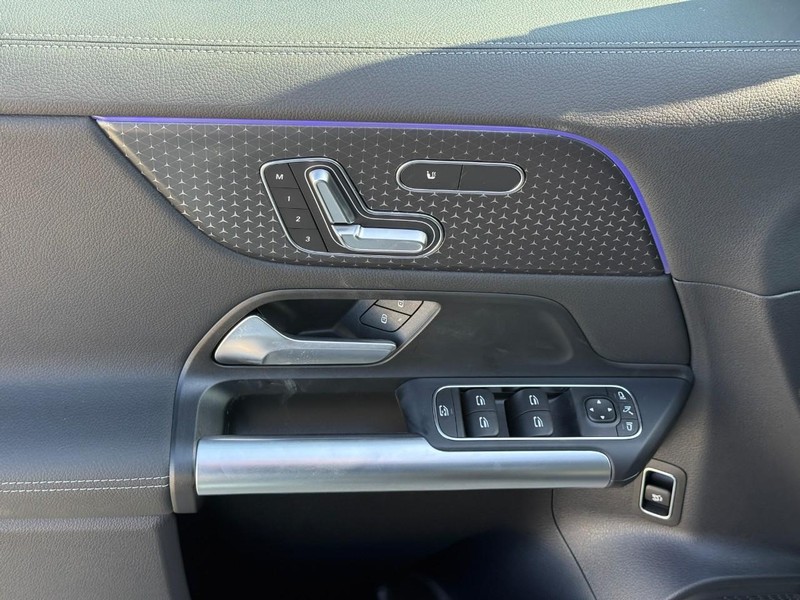 Mercedes-Benz GLA Vehicle Full-screen Gallery Image 13