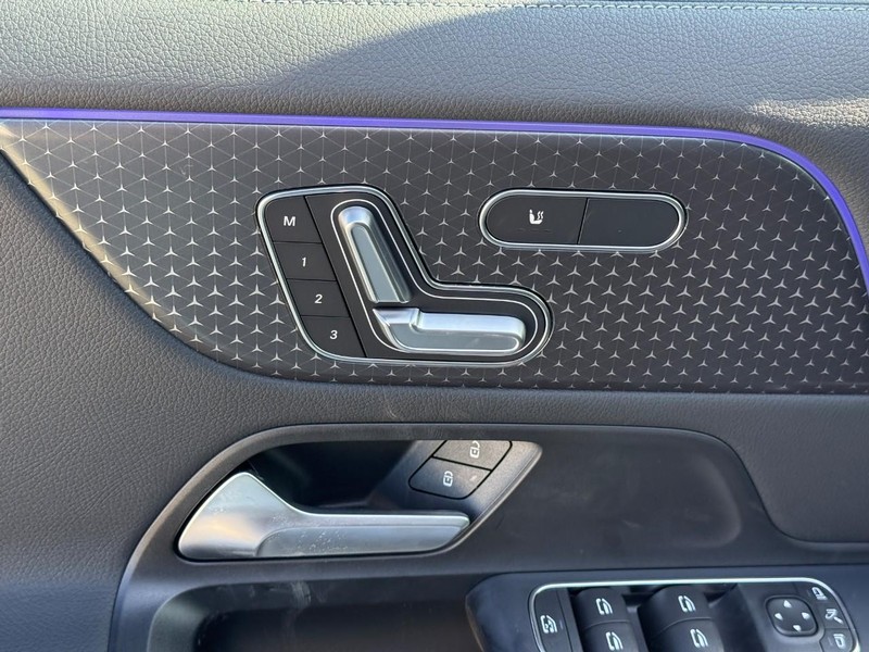 Mercedes-Benz GLA Vehicle Full-screen Gallery Image 14