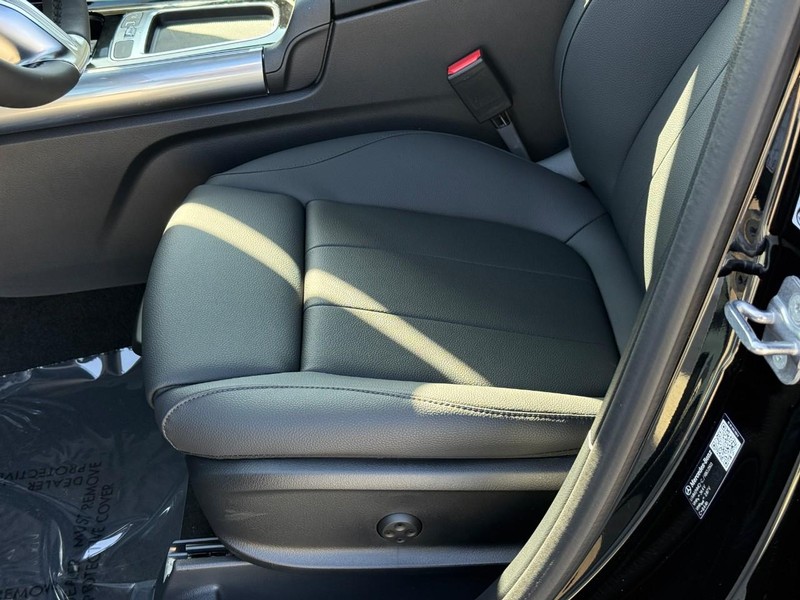 Mercedes-Benz GLA Vehicle Full-screen Gallery Image 15