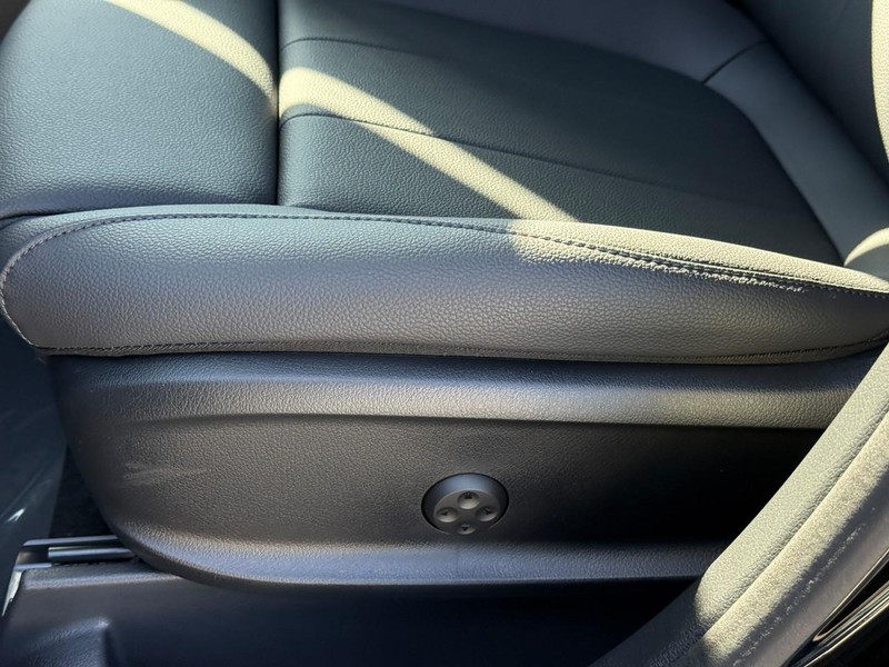 Mercedes-Benz GLA Vehicle Full-screen Gallery Image 16