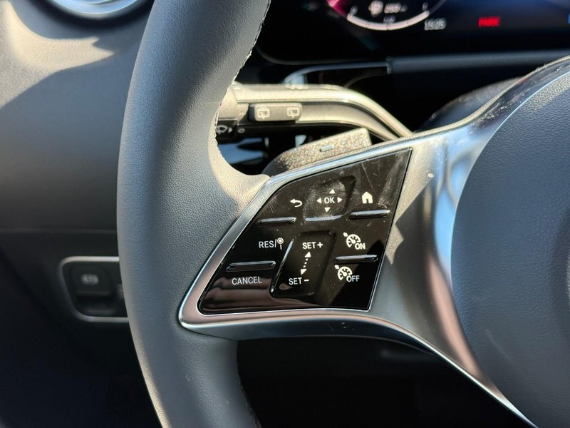 Mercedes-Benz GLA Vehicle Full-screen Gallery Image 17