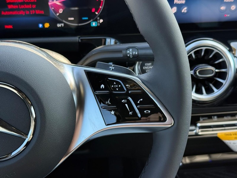 Mercedes-Benz GLA Vehicle Full-screen Gallery Image 18