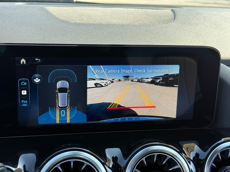 Mercedes-Benz GLA Vehicle Full-screen Gallery Image 19