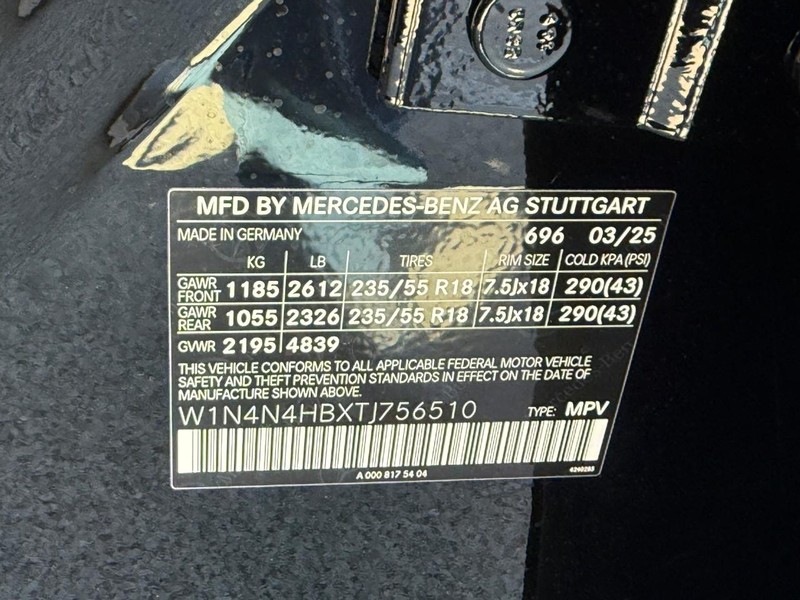 Mercedes-Benz GLA Vehicle Full-screen Gallery Image 20