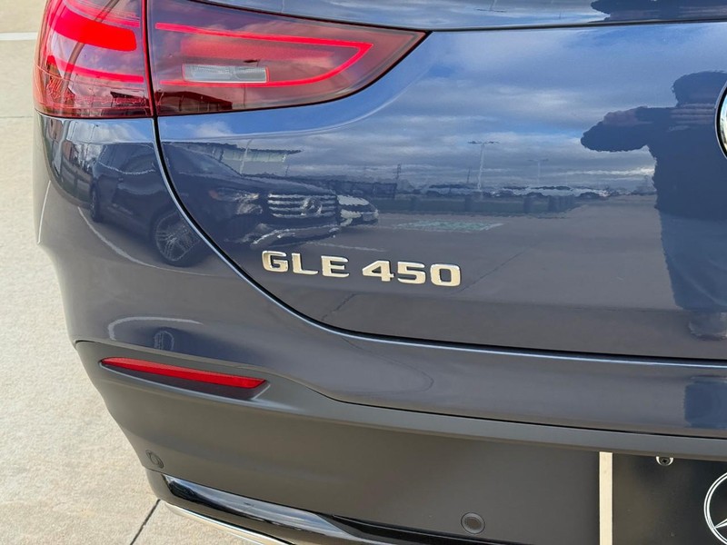 Mercedes-Benz GLE Vehicle Full-screen Gallery Image 4