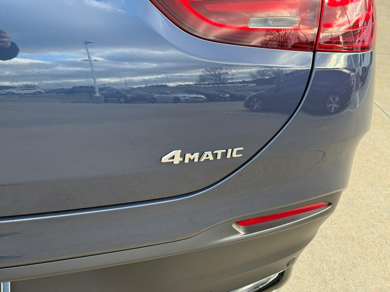 Mercedes-Benz GLE Vehicle Full-screen Gallery Image 5