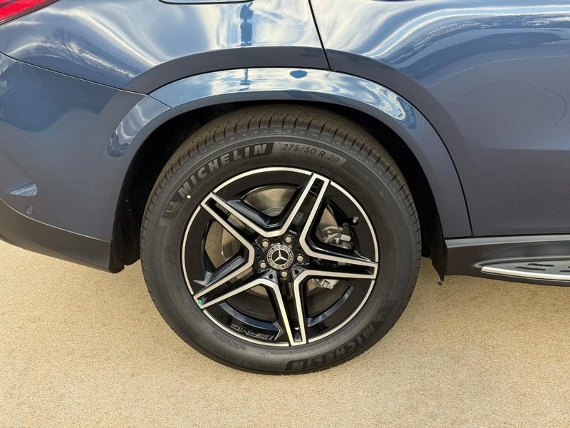 Mercedes-Benz GLE Vehicle Full-screen Gallery Image 6