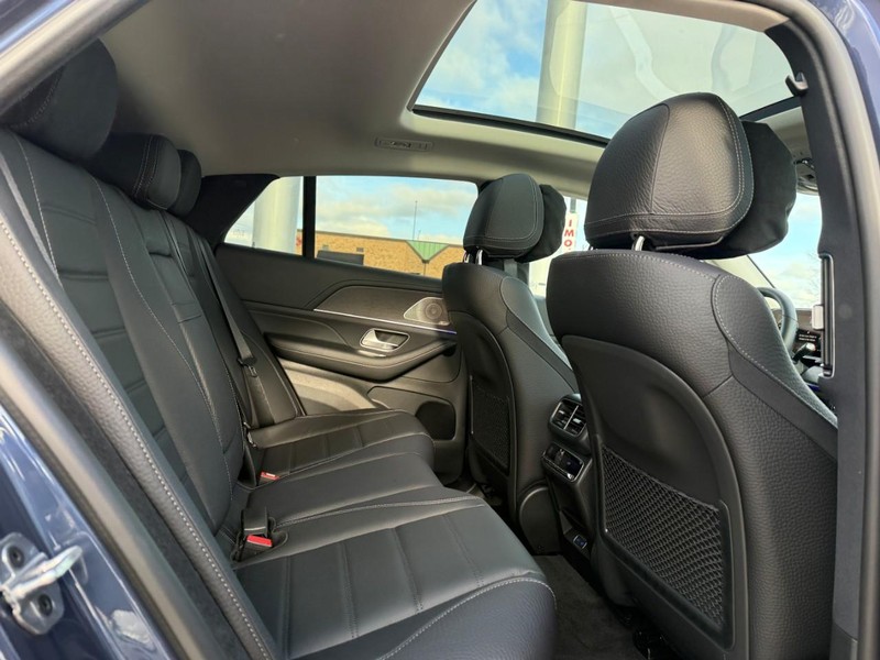 Mercedes-Benz GLE Vehicle Full-screen Gallery Image 7
