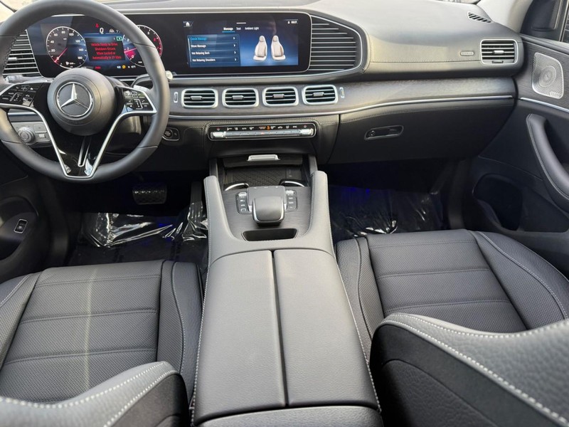Mercedes-Benz GLE Vehicle Full-screen Gallery Image 8