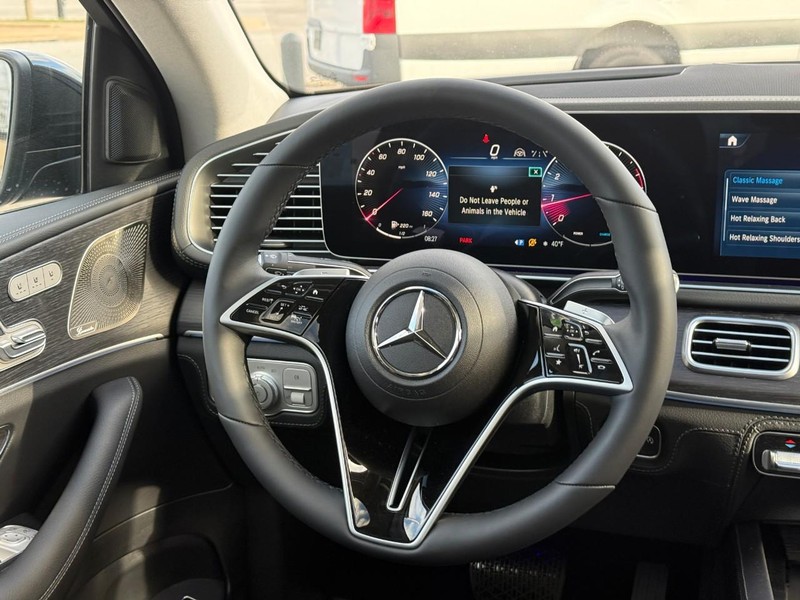 Mercedes-Benz GLE Vehicle Full-screen Gallery Image 9