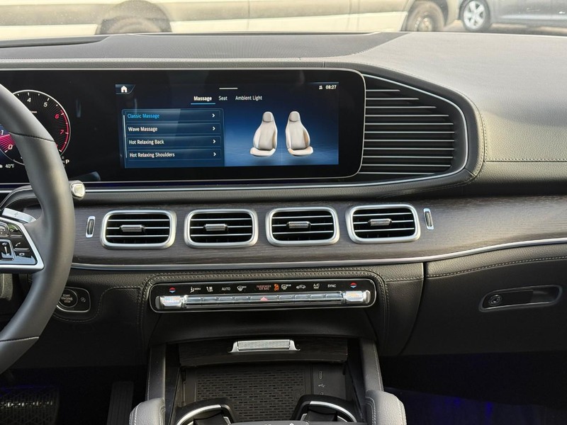 Mercedes-Benz GLE Vehicle Full-screen Gallery Image 10