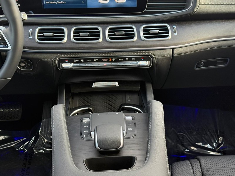 Mercedes-Benz GLE Vehicle Full-screen Gallery Image 11