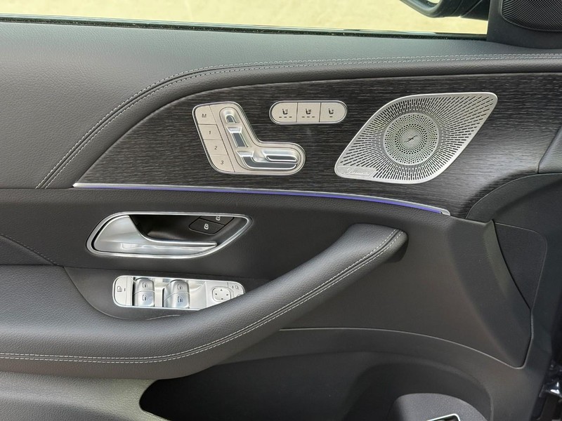 Mercedes-Benz GLE Vehicle Full-screen Gallery Image 12