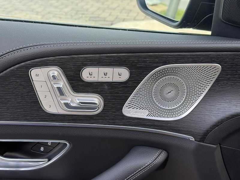 Mercedes-Benz GLE Vehicle Full-screen Gallery Image 13