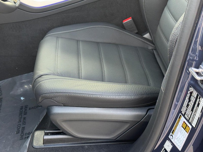 Mercedes-Benz GLE Vehicle Full-screen Gallery Image 14