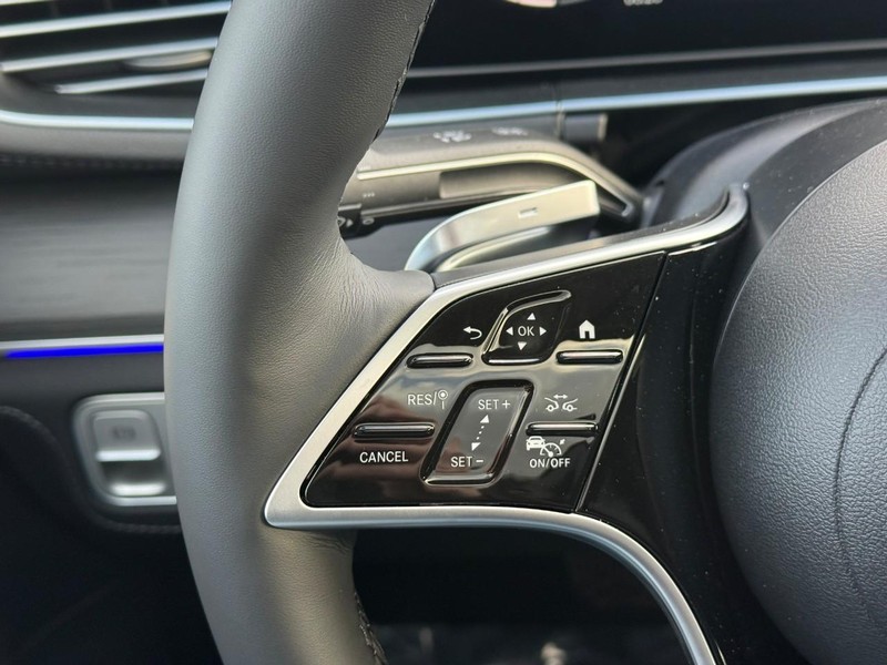 Mercedes-Benz GLE Vehicle Full-screen Gallery Image 15