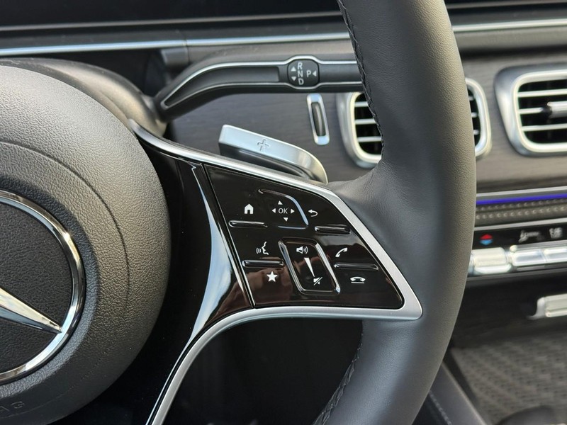 Mercedes-Benz GLE Vehicle Full-screen Gallery Image 16