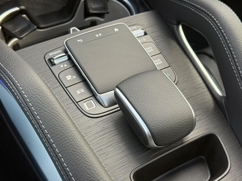Mercedes-Benz GLE Vehicle Full-screen Gallery Image 17