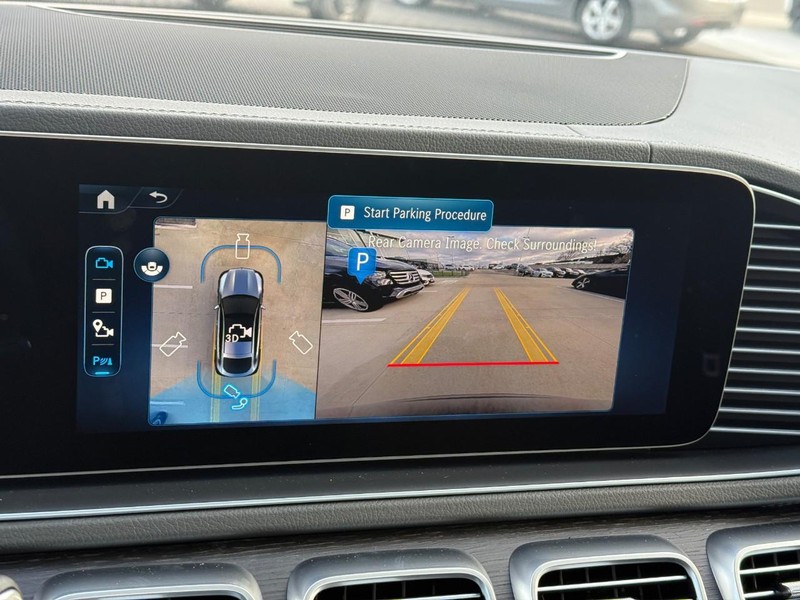 Mercedes-Benz GLE Vehicle Full-screen Gallery Image 18