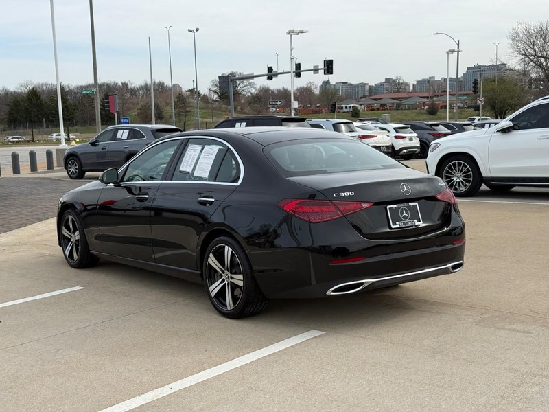 Mercedes-Benz C-Class Vehicle Full-screen Gallery Image 04