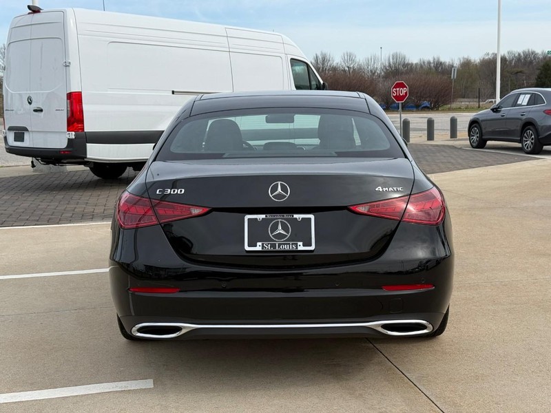Mercedes-Benz C-Class Vehicle Full-screen Gallery Image 07