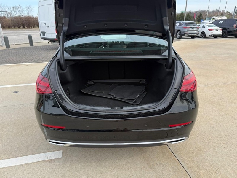 Mercedes-Benz C-Class Vehicle Full-screen Gallery Image 08