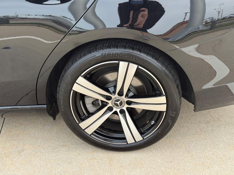 Mercedes-Benz C-Class Vehicle Full-screen Gallery Image 09