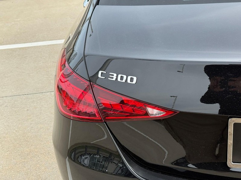 Mercedes-Benz C-Class Vehicle Full-screen Gallery Image 10