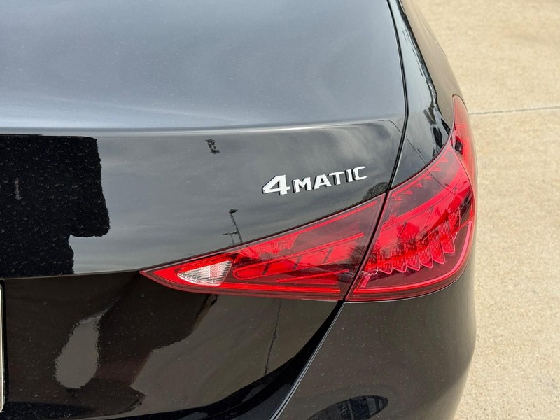 Mercedes-Benz C-Class Vehicle Full-screen Gallery Image 11