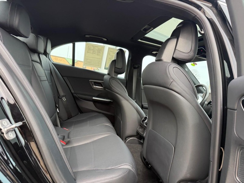 Mercedes-Benz C-Class Vehicle Full-screen Gallery Image 12