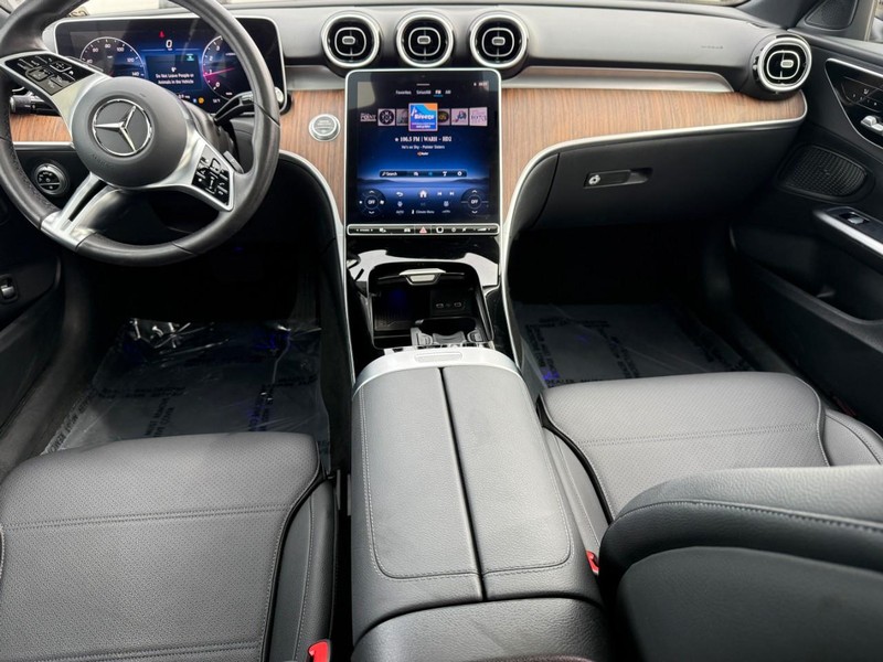 Mercedes-Benz C-Class Vehicle Full-screen Gallery Image 13