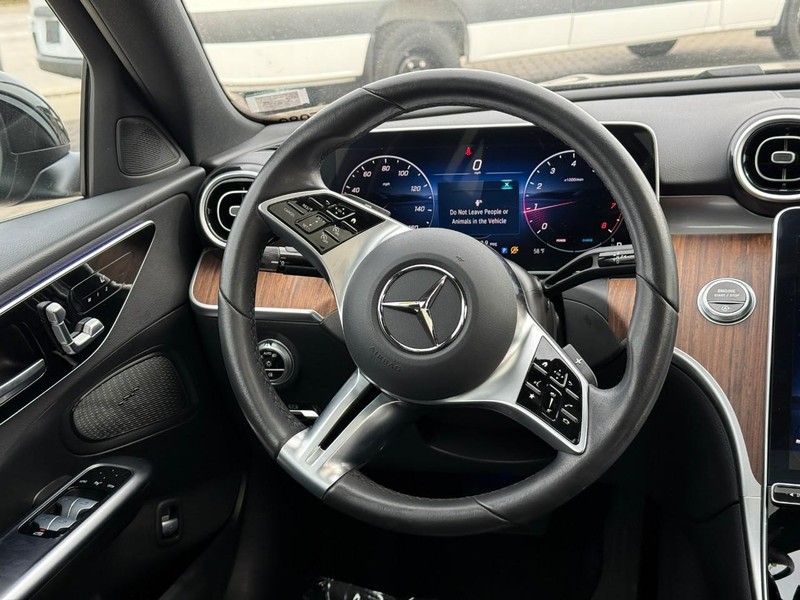 Mercedes-Benz C-Class Vehicle Full-screen Gallery Image 14
