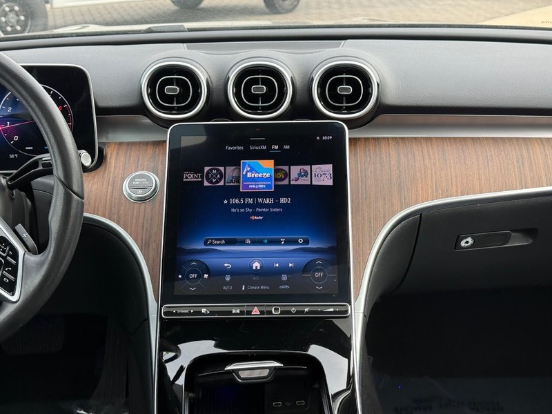 Mercedes-Benz C-Class Vehicle Full-screen Gallery Image 15