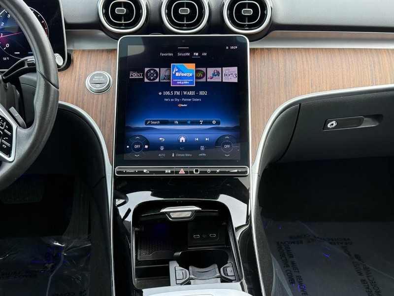 Mercedes-Benz C-Class Vehicle Full-screen Gallery Image 16