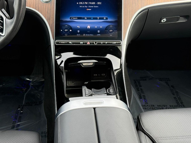 Mercedes-Benz C-Class Vehicle Full-screen Gallery Image 17