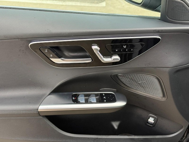 Mercedes-Benz C-Class Vehicle Full-screen Gallery Image 18