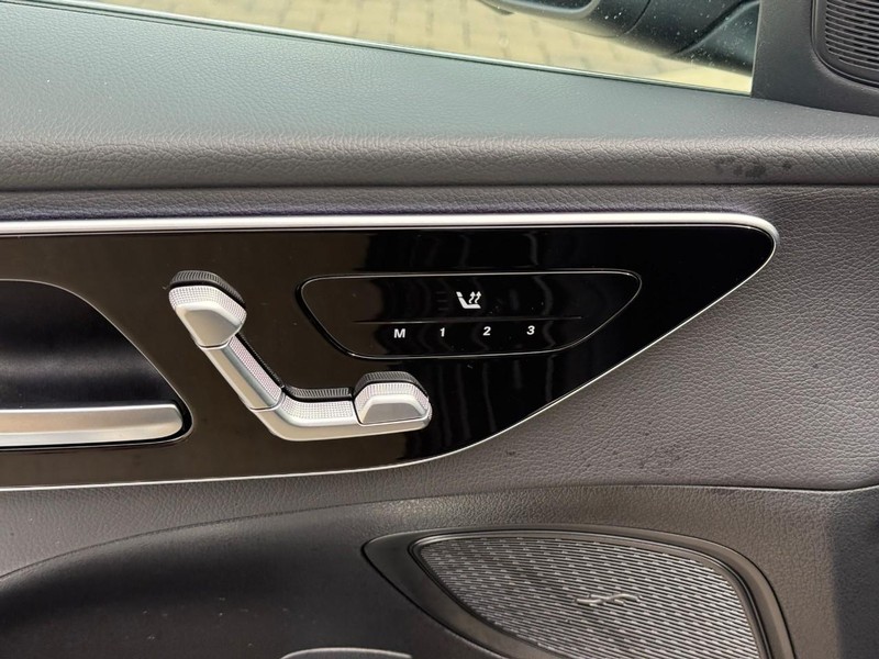 Mercedes-Benz C-Class Vehicle Full-screen Gallery Image 19