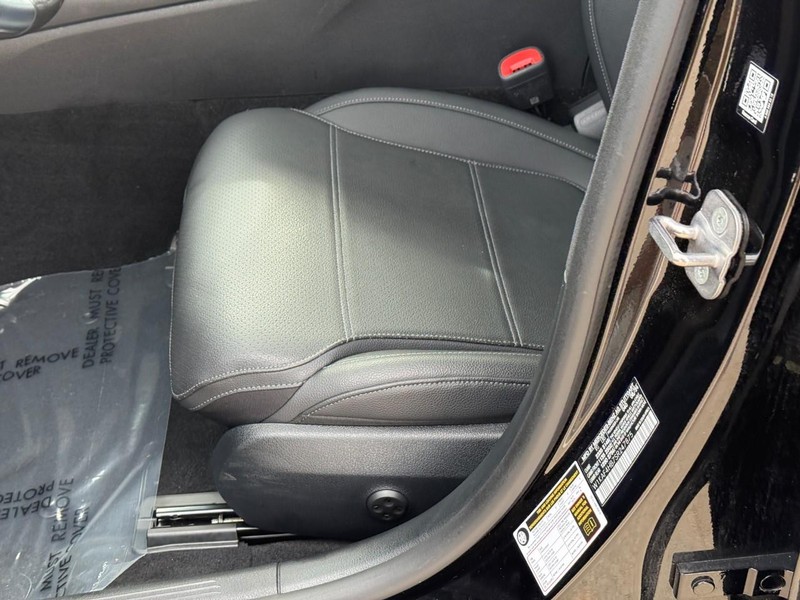 Mercedes-Benz C-Class Vehicle Full-screen Gallery Image 20