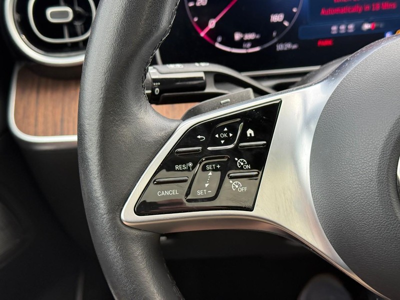 Mercedes-Benz C-Class Vehicle Full-screen Gallery Image 21