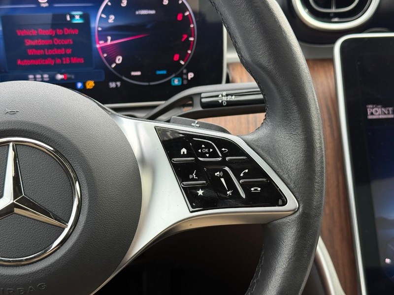 Mercedes-Benz C-Class Vehicle Full-screen Gallery Image 22