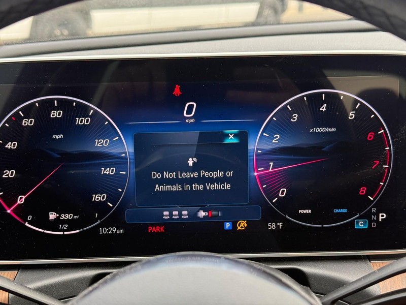 Mercedes-Benz C-Class Vehicle Full-screen Gallery Image 23