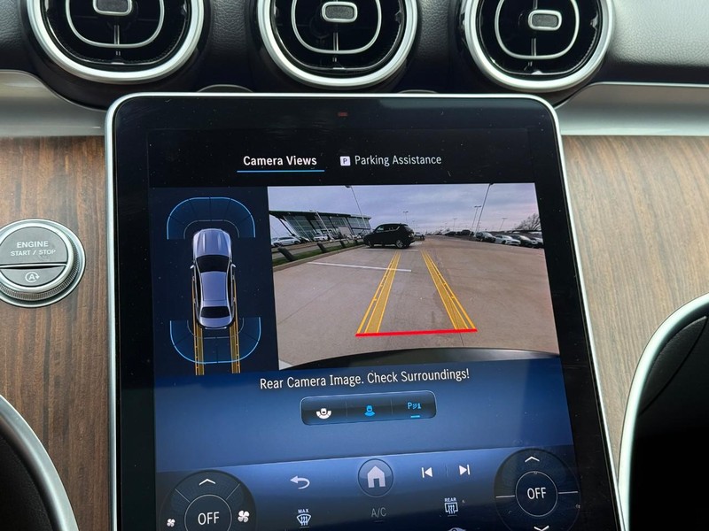 Mercedes-Benz C-Class Vehicle Full-screen Gallery Image 24