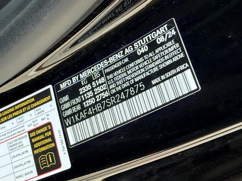 Mercedes-Benz C-Class Vehicle Full-screen Gallery Image 25