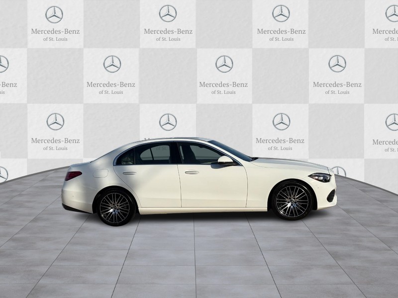 Mercedes-Benz C-Class Vehicle Full-screen Gallery Image 02