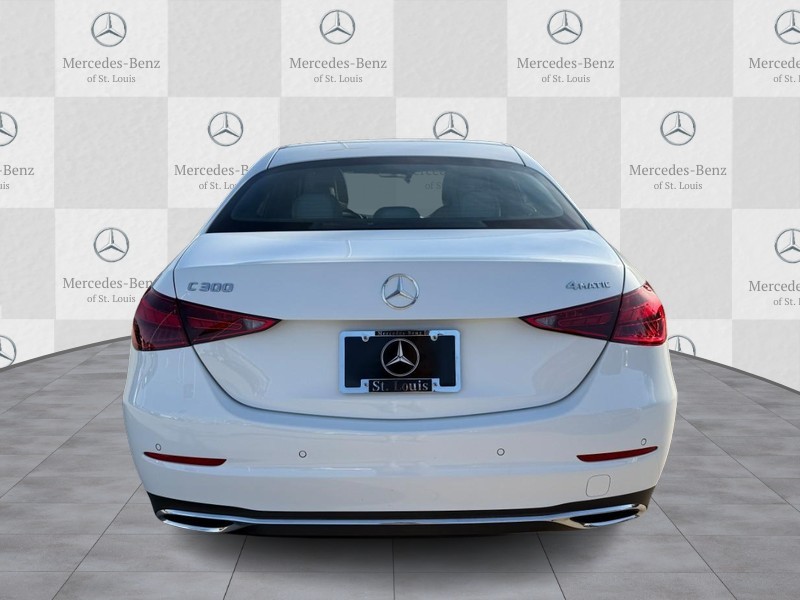 Mercedes-Benz C-Class Vehicle Full-screen Gallery Image 06