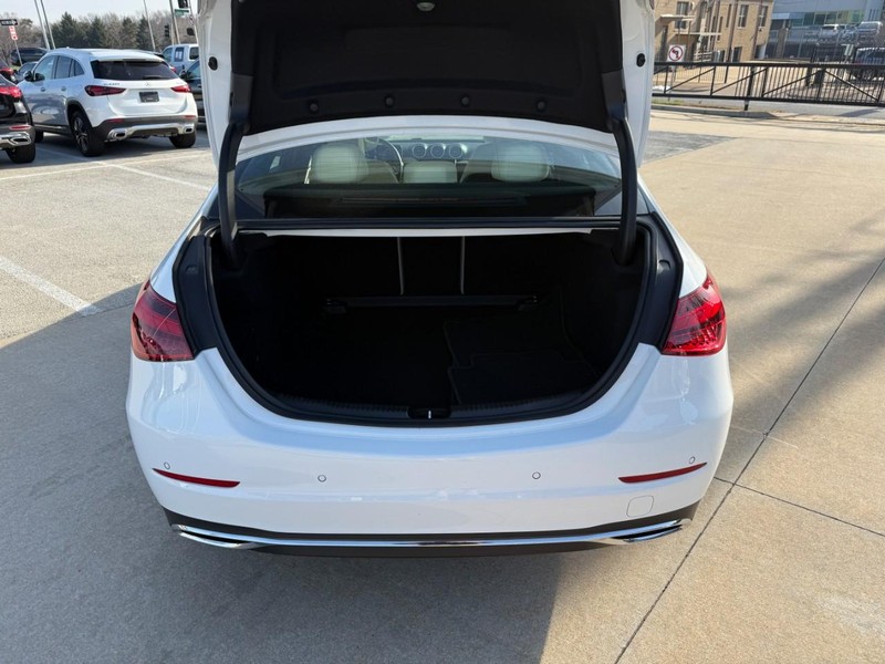 Mercedes-Benz C-Class Vehicle Full-screen Gallery Image 08